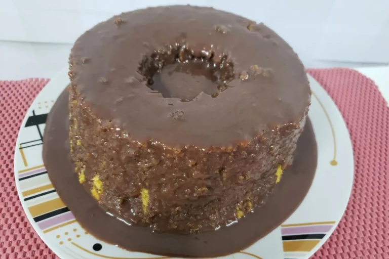 bolo vulcao de cenoura com brigadeiro